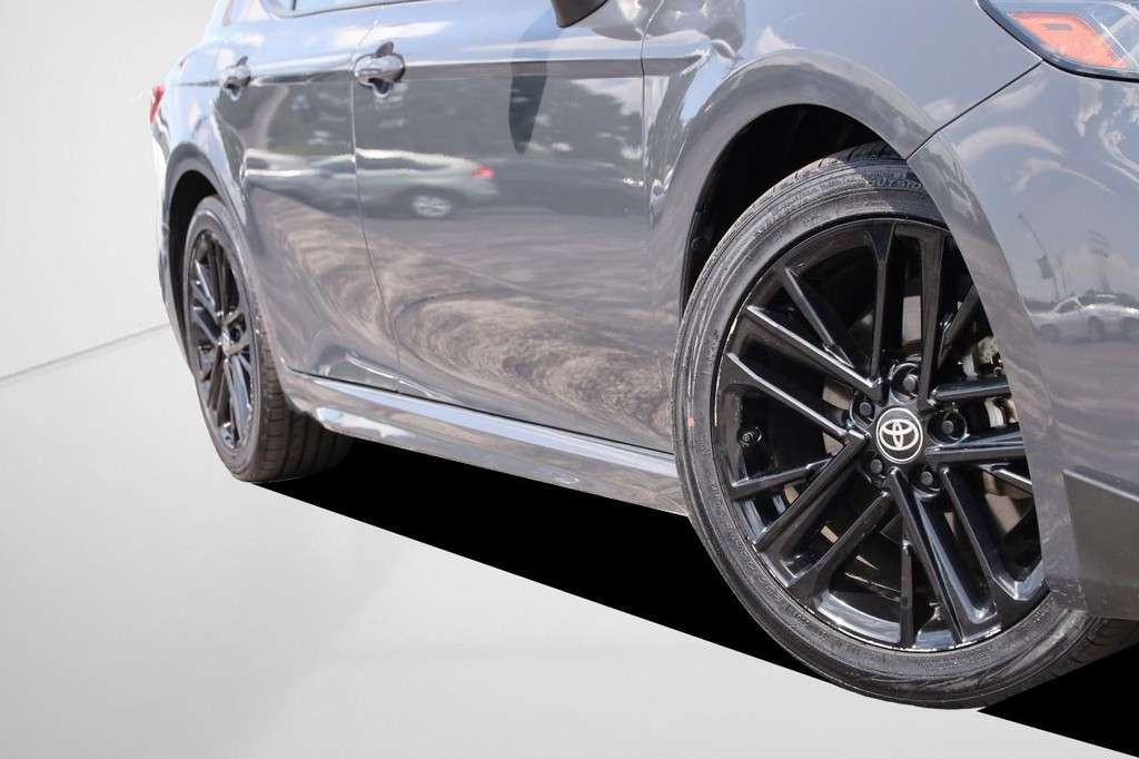 Toyota Camry Vehicle Full-screen Gallery Image 3