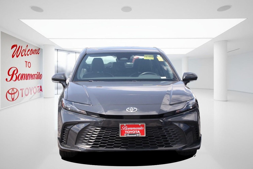 Toyota Camry Vehicle Full-screen Gallery Image 4