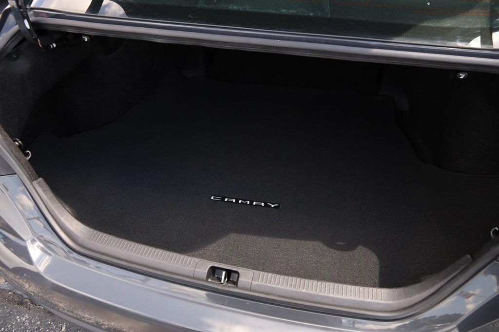 Toyota Camry Vehicle Full-screen Gallery Image 7