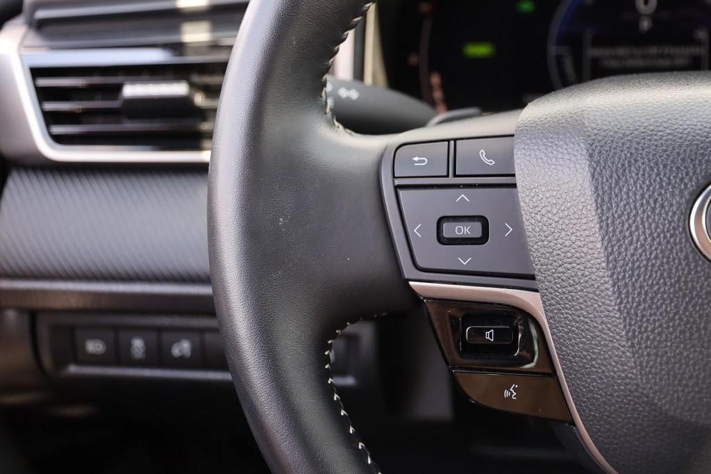 Toyota Camry Vehicle Full-screen Gallery Image 11