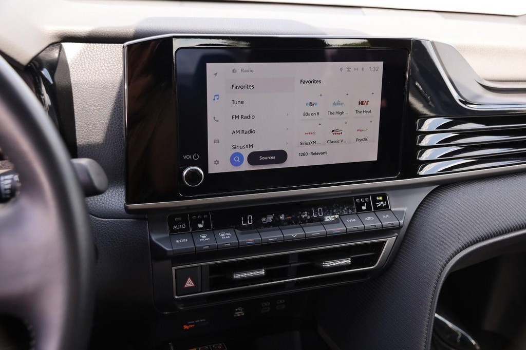 Toyota Camry Vehicle Full-screen Gallery Image 15