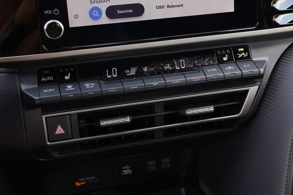 Toyota Camry Vehicle Full-screen Gallery Image 18