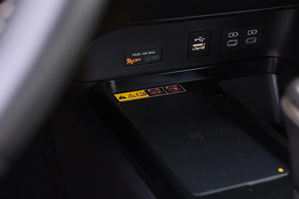 Toyota Camry Vehicle Full-screen Gallery Image 19
