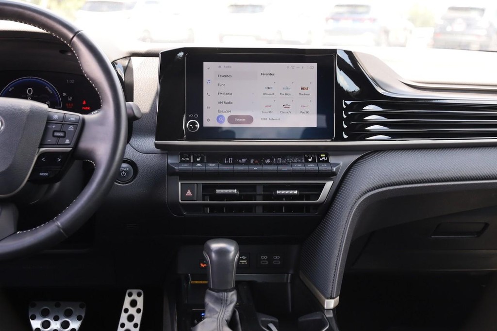Toyota Camry Vehicle Full-screen Gallery Image 25