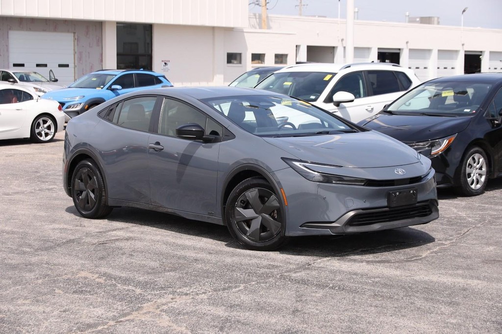 Toyota Prius Vehicle Full-screen Gallery Image 2