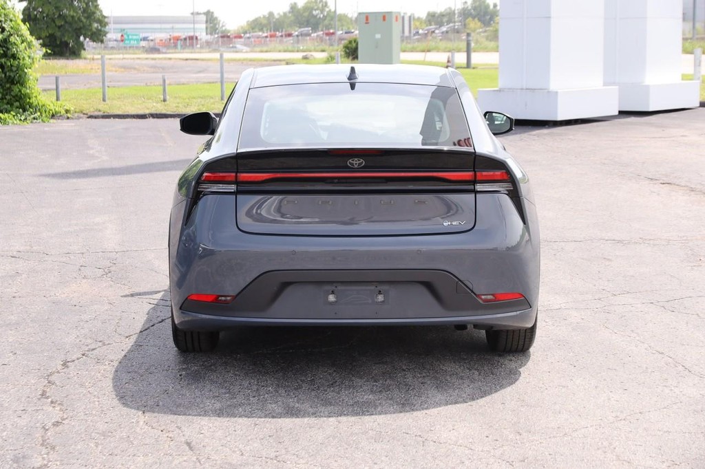 Toyota Prius Vehicle Full-screen Gallery Image 7