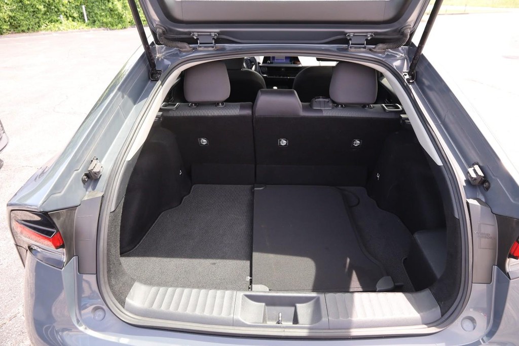 Toyota Prius Vehicle Full-screen Gallery Image 8