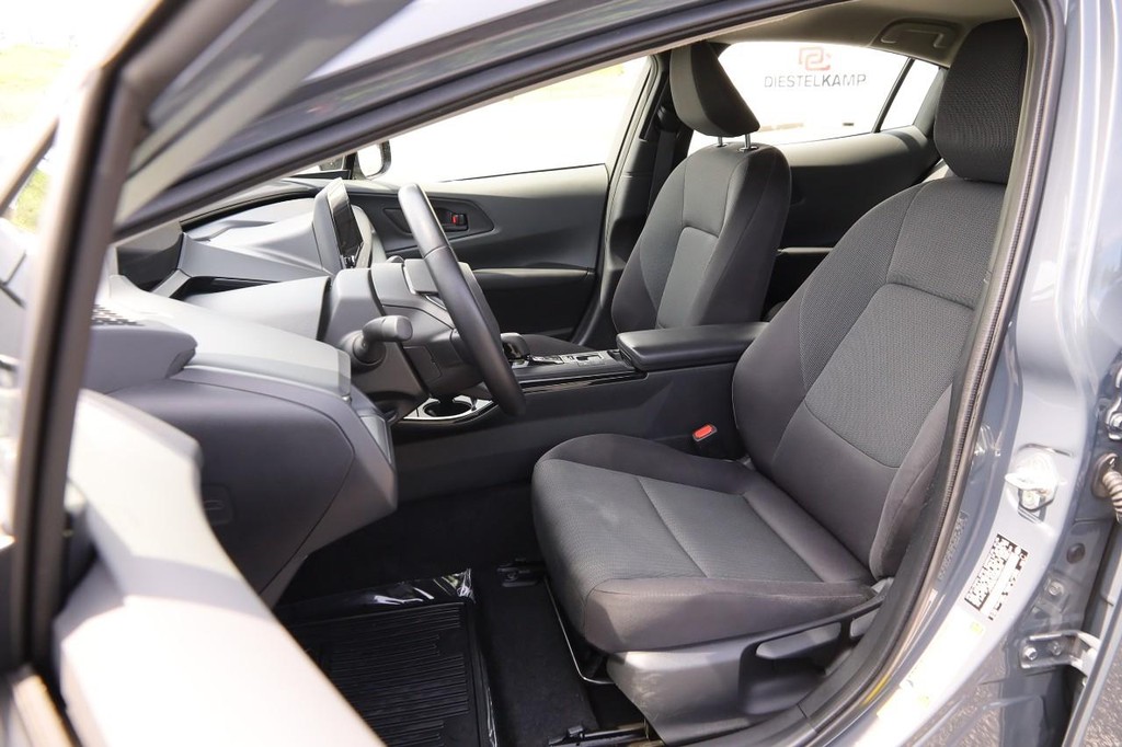 Toyota Prius Vehicle Full-screen Gallery Image 9