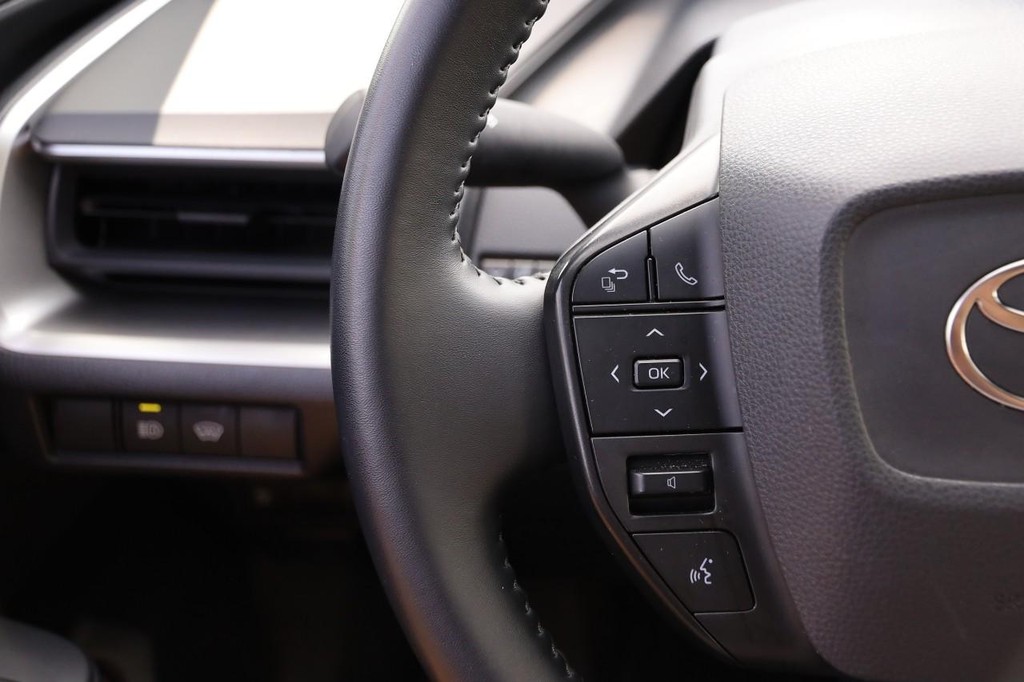 Toyota Prius Vehicle Full-screen Gallery Image 12