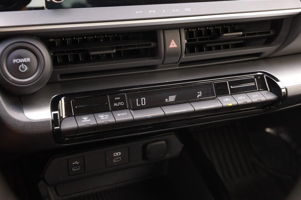 Toyota Prius Vehicle Full-screen Gallery Image 19
