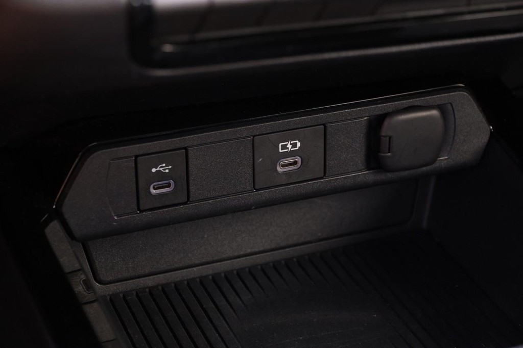 Toyota Prius Vehicle Full-screen Gallery Image 20