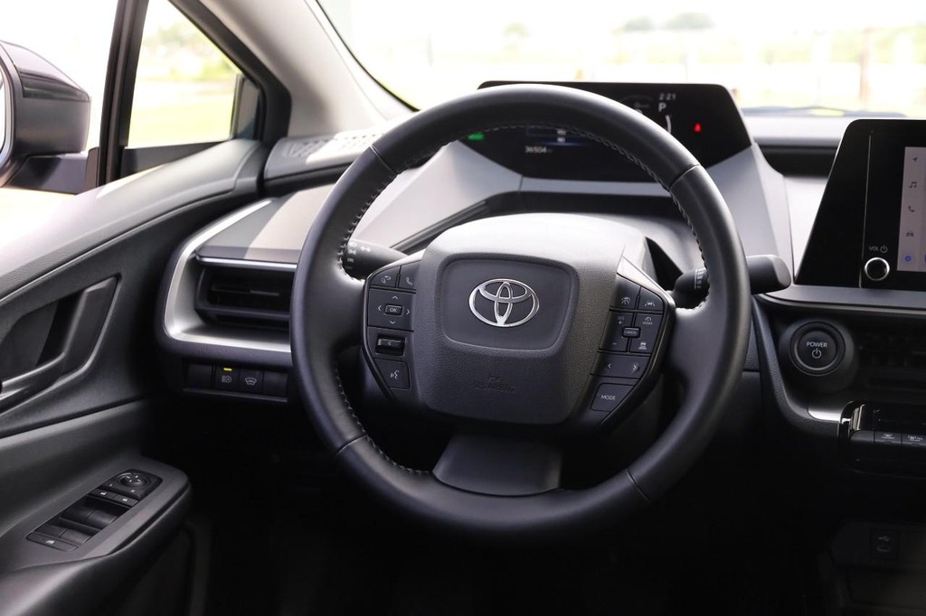 Toyota Prius Vehicle Full-screen Gallery Image 25