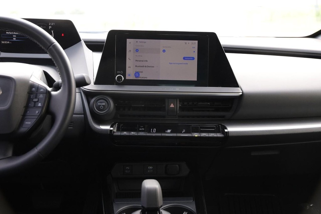 Toyota Prius Vehicle Full-screen Gallery Image 26