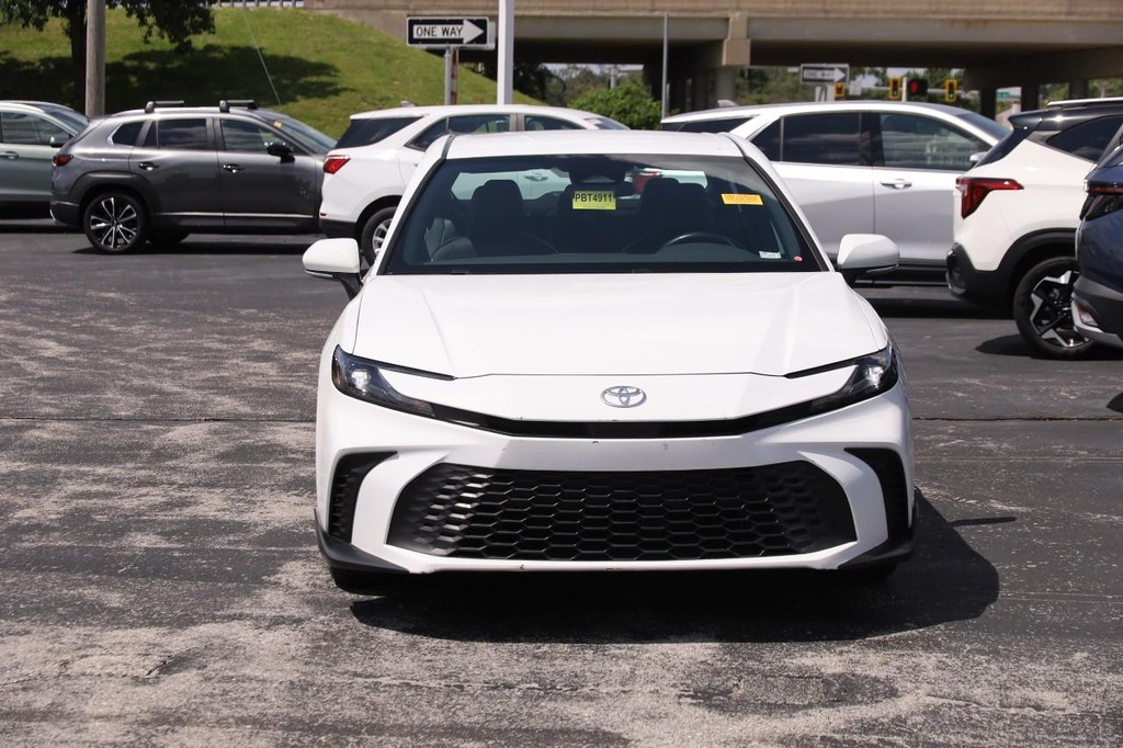 Toyota Camry Vehicle Full-screen Gallery Image 4