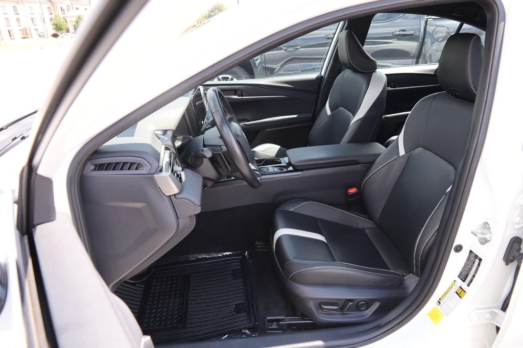 Toyota Camry Vehicle Full-screen Gallery Image 8