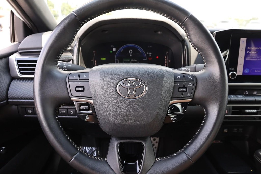Toyota Camry Vehicle Full-screen Gallery Image 10
