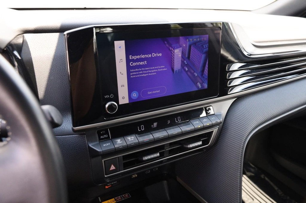 Toyota Camry Vehicle Full-screen Gallery Image 16
