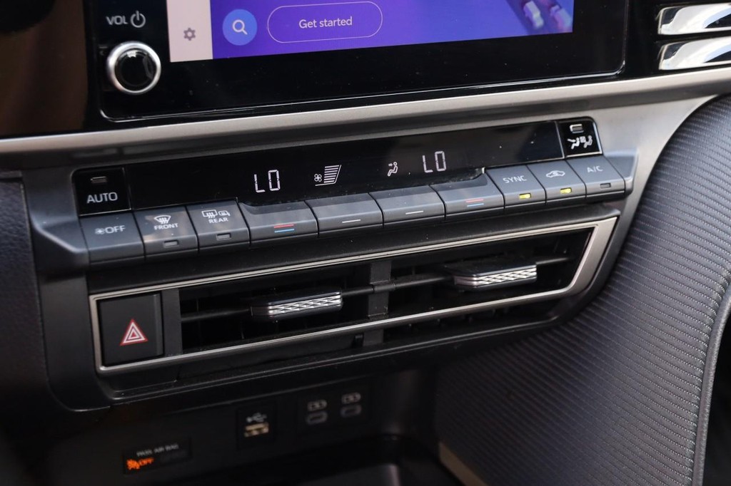 Toyota Camry Vehicle Full-screen Gallery Image 19