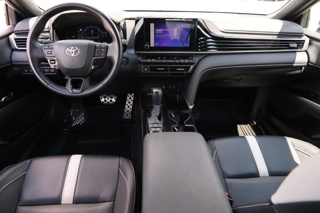 Toyota Camry Vehicle Full-screen Gallery Image 23