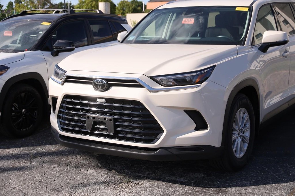 Toyota Grand Highlander Vehicle Full-screen Gallery Image 2