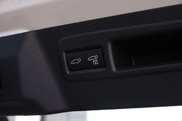 Toyota C-HR Vehicle Image 08