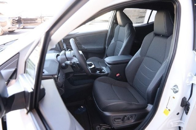 Toyota C-HR Vehicle Image 09