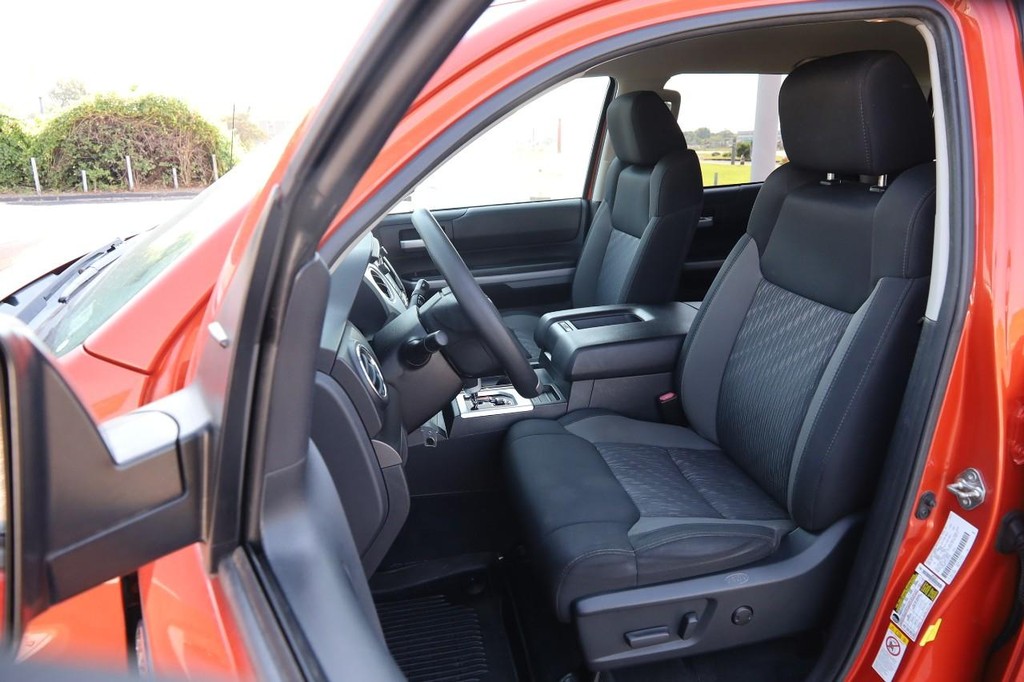 Toyota Tundra 4WD Vehicle Full-screen Gallery Image 8