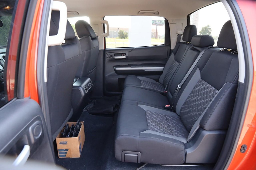 Toyota Tundra 4WD Vehicle Full-screen Gallery Image 9