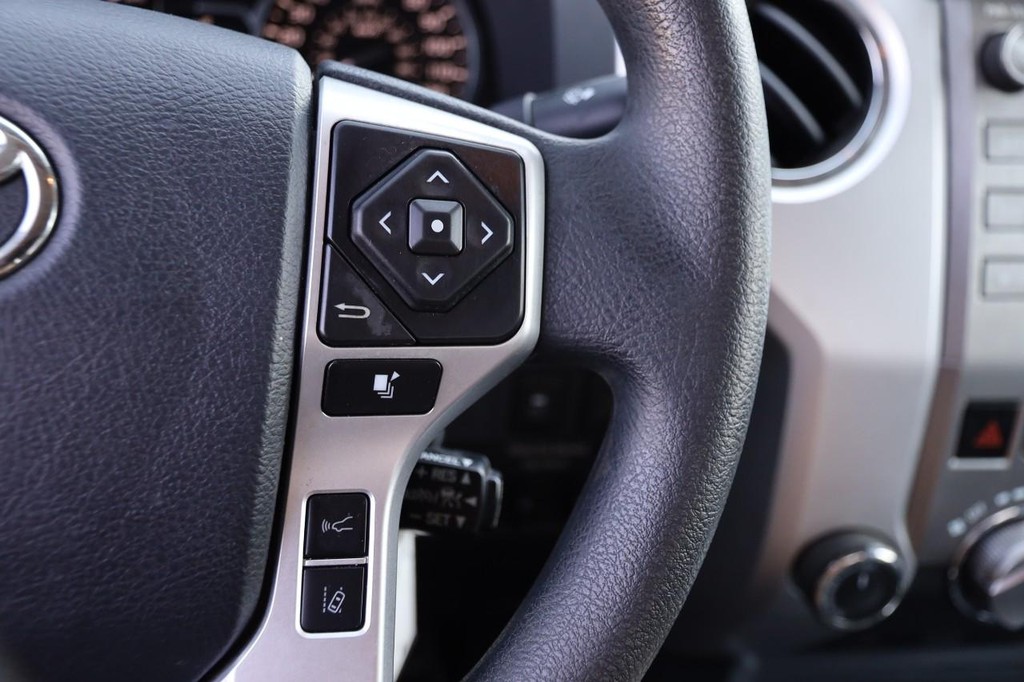 Toyota Tundra 4WD Vehicle Full-screen Gallery Image 12