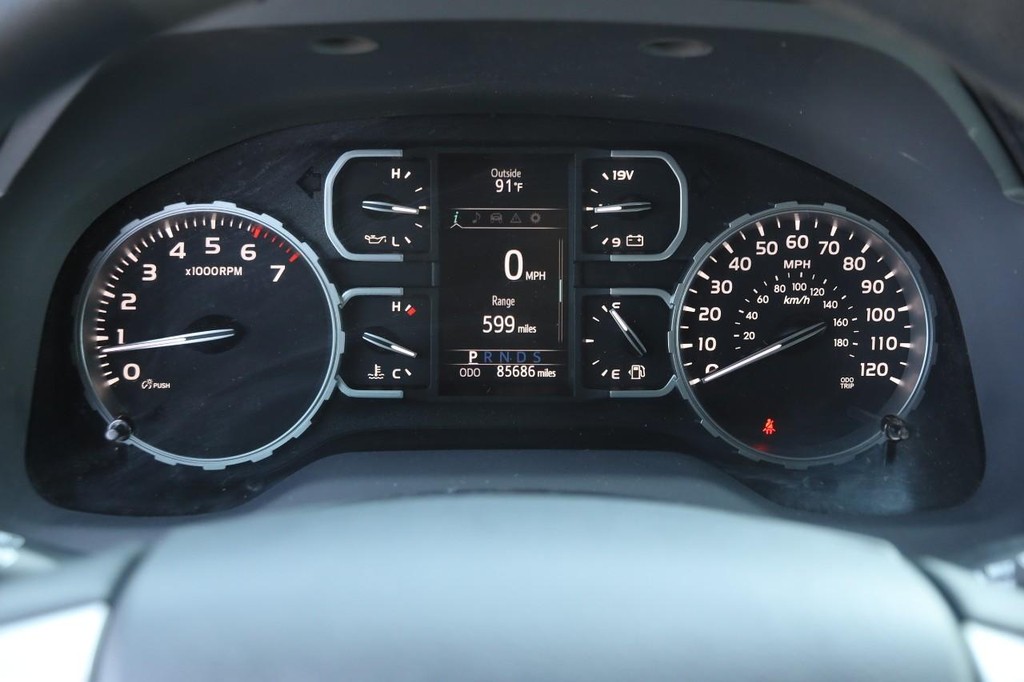 Toyota Tundra 4WD Vehicle Full-screen Gallery Image 13