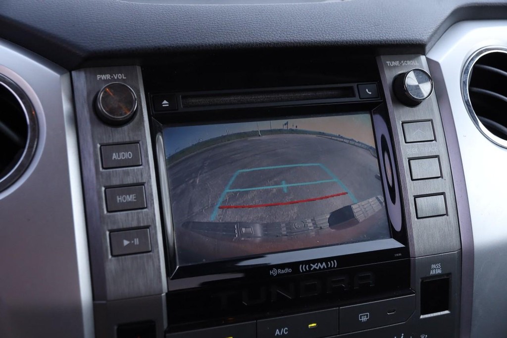 Toyota Tundra 4WD Vehicle Full-screen Gallery Image 16