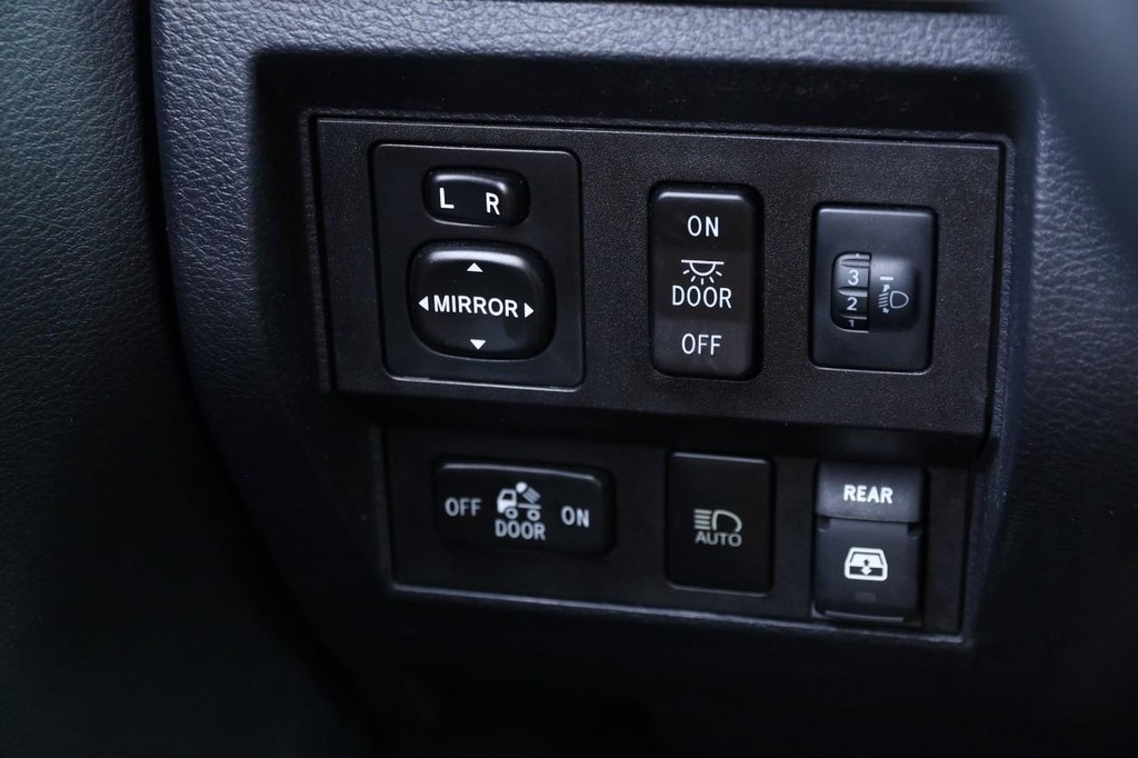 Toyota Tundra 4WD Vehicle Full-screen Gallery Image 19