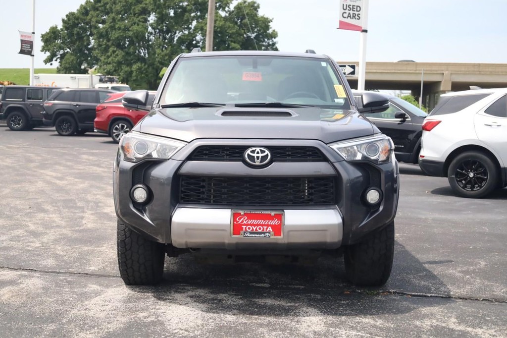 Toyota 4Runner Vehicle Full-screen Gallery Image 3