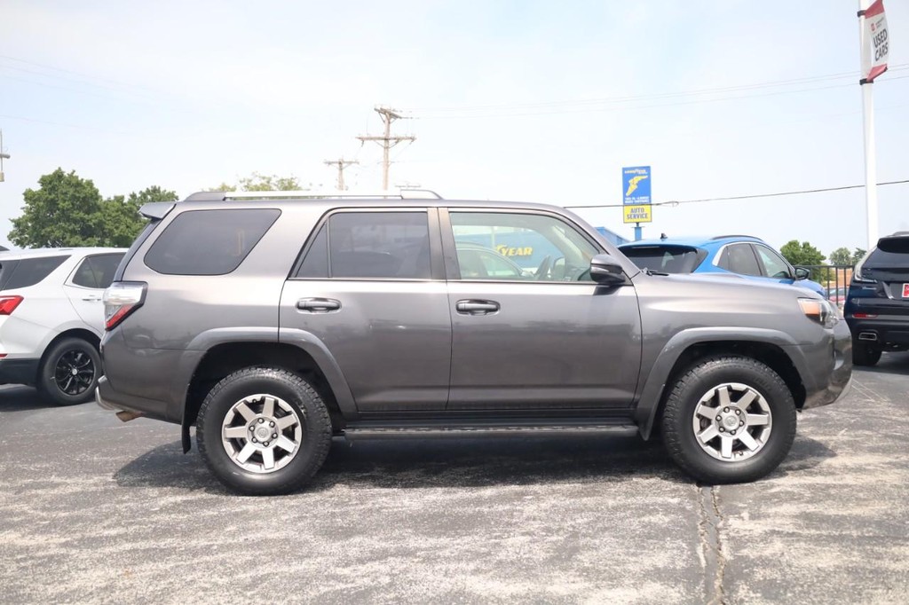 Toyota 4Runner Vehicle Full-screen Gallery Image 4