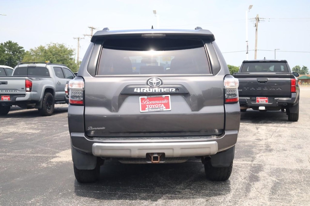 Toyota 4Runner Vehicle Full-screen Gallery Image 5