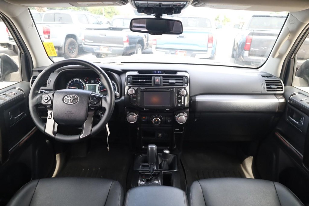 Toyota 4Runner Vehicle Full-screen Gallery Image 6