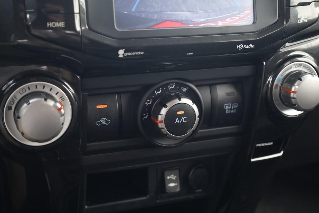 Toyota 4Runner Vehicle Full-screen Gallery Image 16