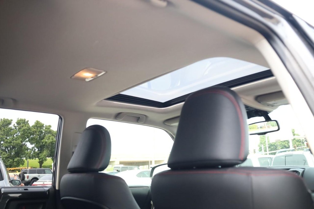 Toyota 4Runner Vehicle Full-screen Gallery Image 25
