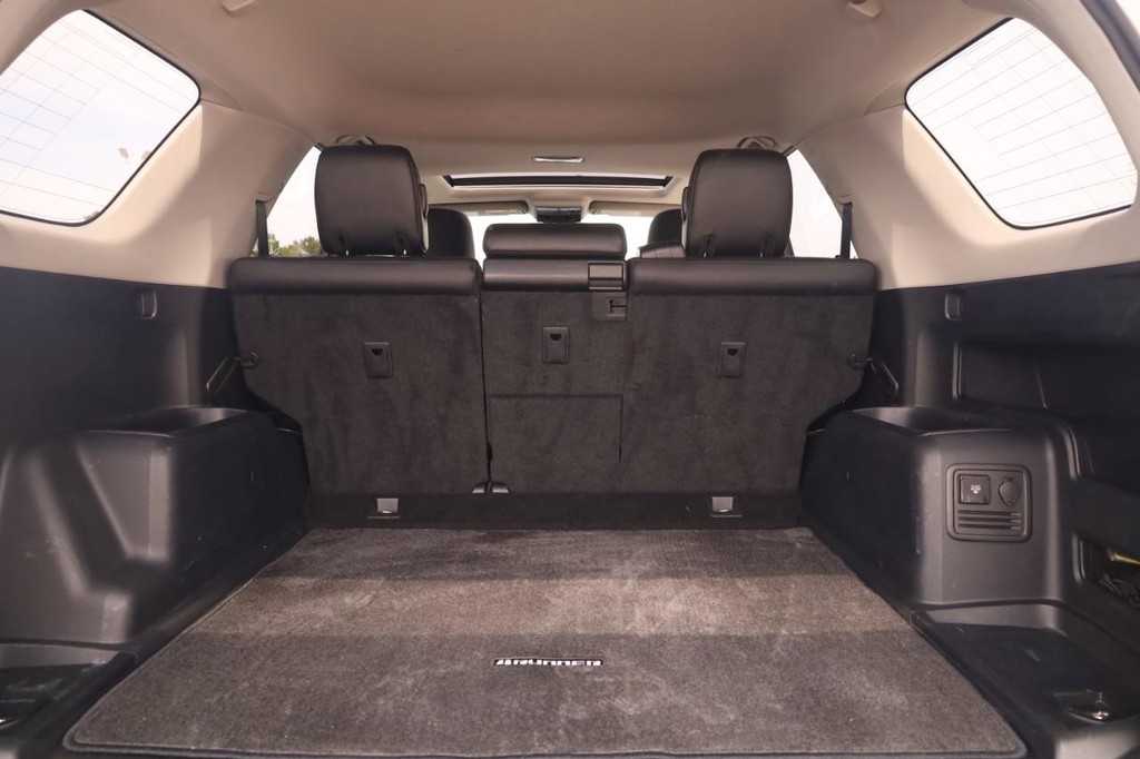 Toyota 4Runner Vehicle Full-screen Gallery Image 26