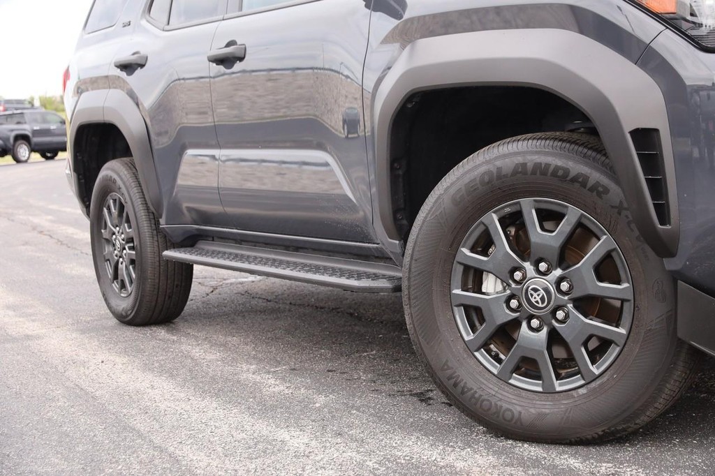 Toyota 4Runner Vehicle Full-screen Gallery Image 3