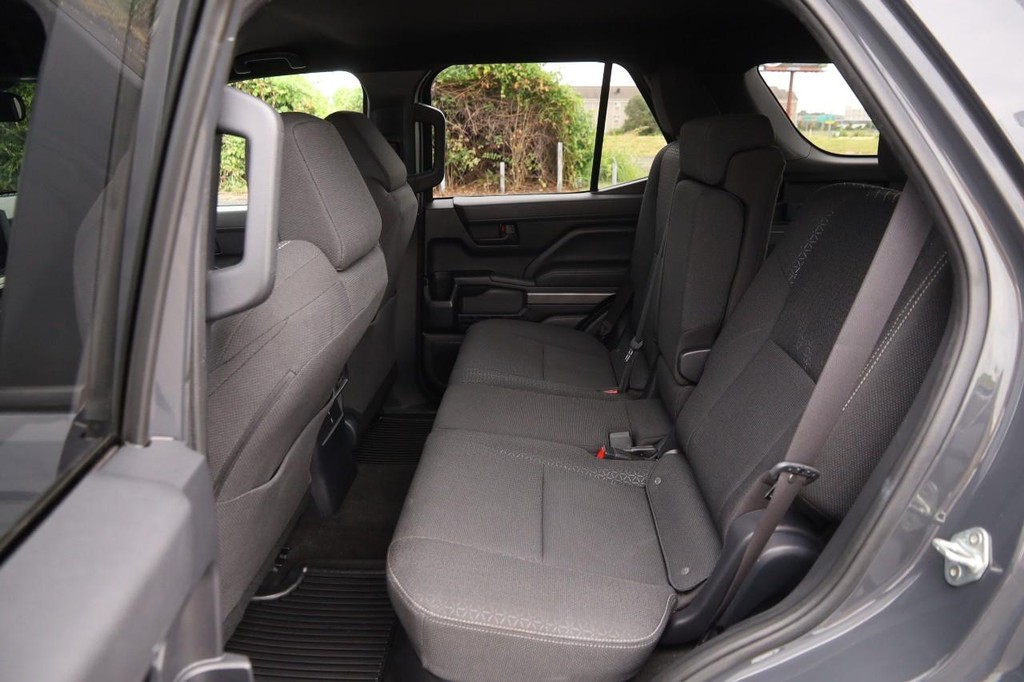 Toyota 4Runner Vehicle Full-screen Gallery Image 9