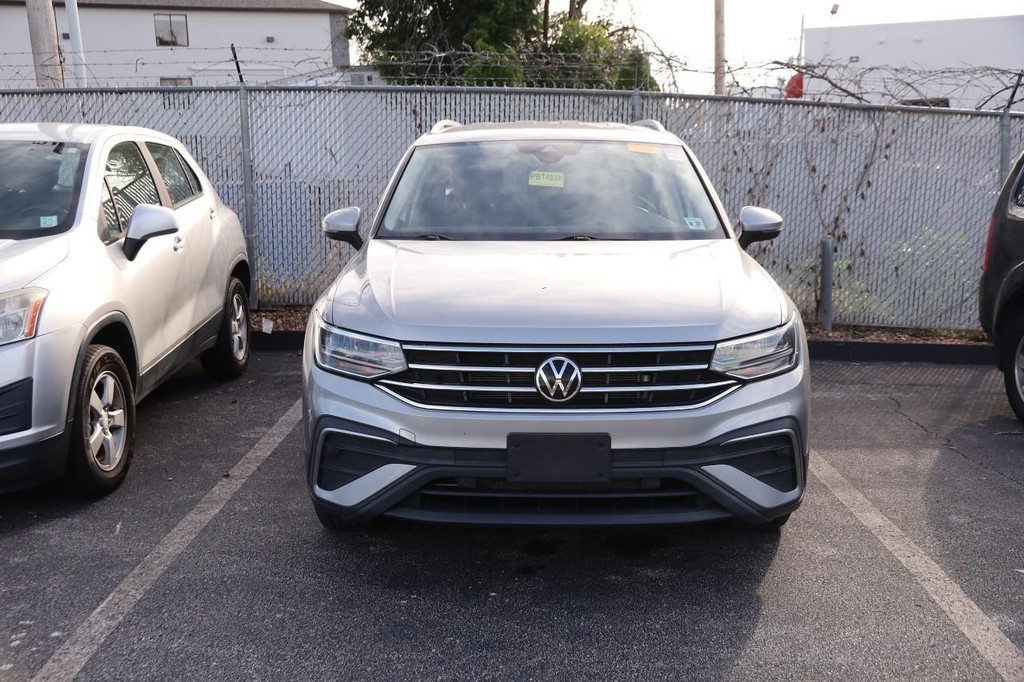 Volkswagen Tiguan Vehicle Full-screen Gallery Image 3