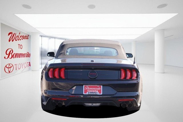 Ford Mustang Vehicle Full-screen Gallery Image 6