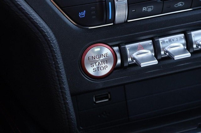 Ford Mustang Vehicle Full-screen Gallery Image 14