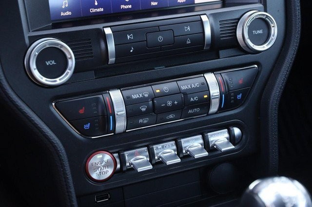 Ford Mustang Vehicle Full-screen Gallery Image 17
