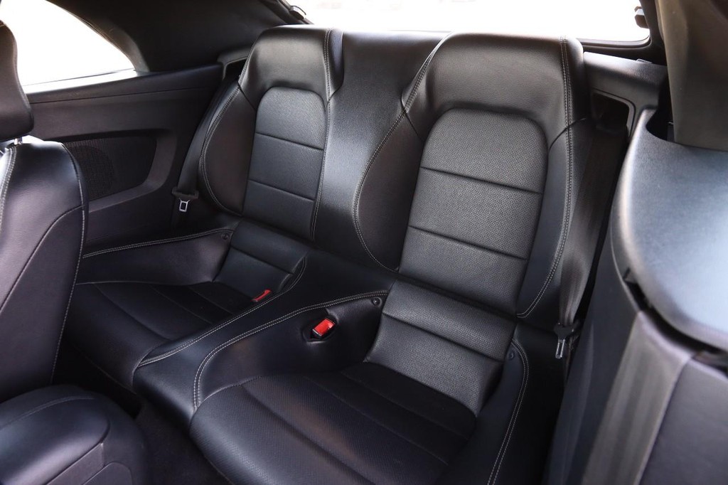 Ford Mustang Vehicle Full-screen Gallery Image 9