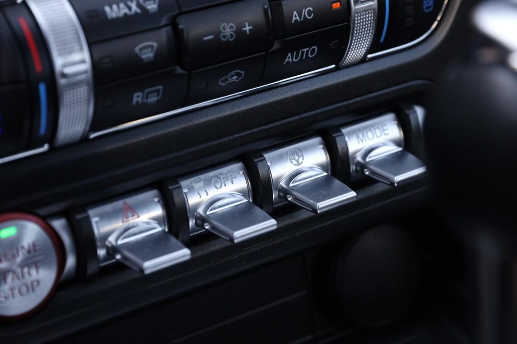 Ford Mustang Vehicle Full-screen Gallery Image 18