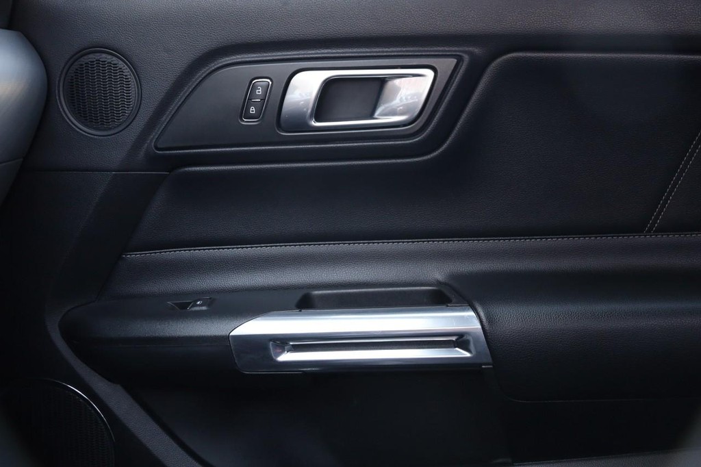 Ford Mustang Vehicle Full-screen Gallery Image 22