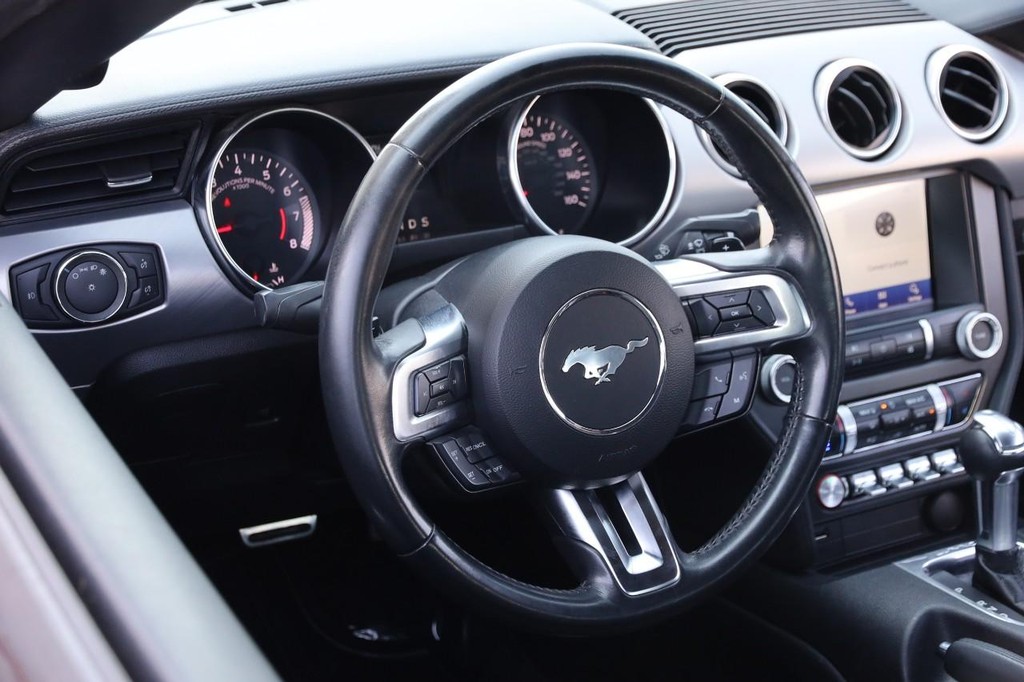 Ford Mustang Vehicle Full-screen Gallery Image 24