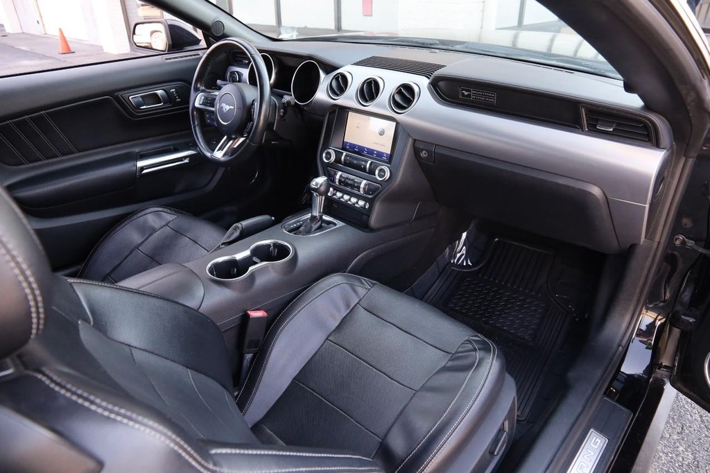 Ford Mustang Vehicle Full-screen Gallery Image 25